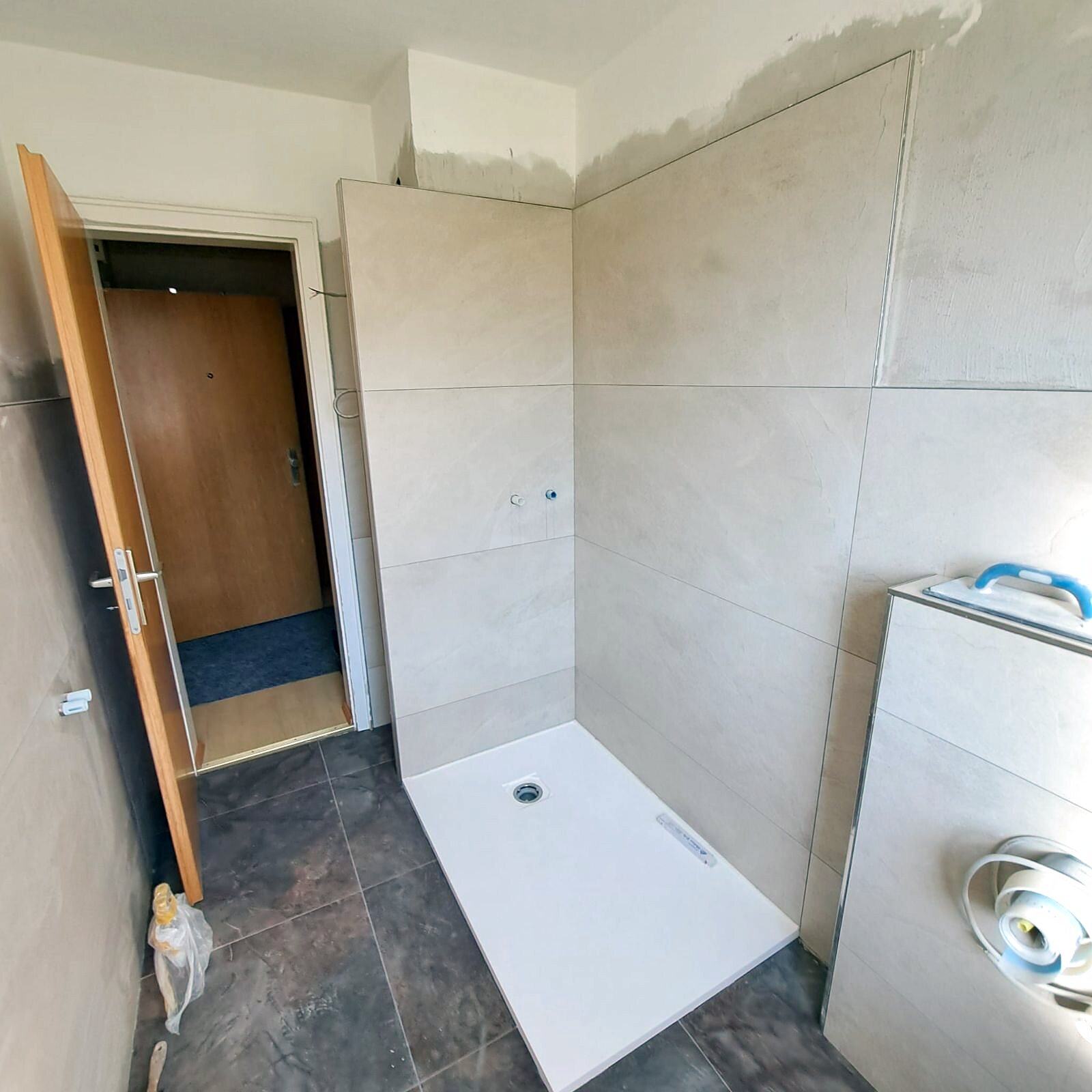 Saniertes Bad mit Dusche und großformatigen Fliesen