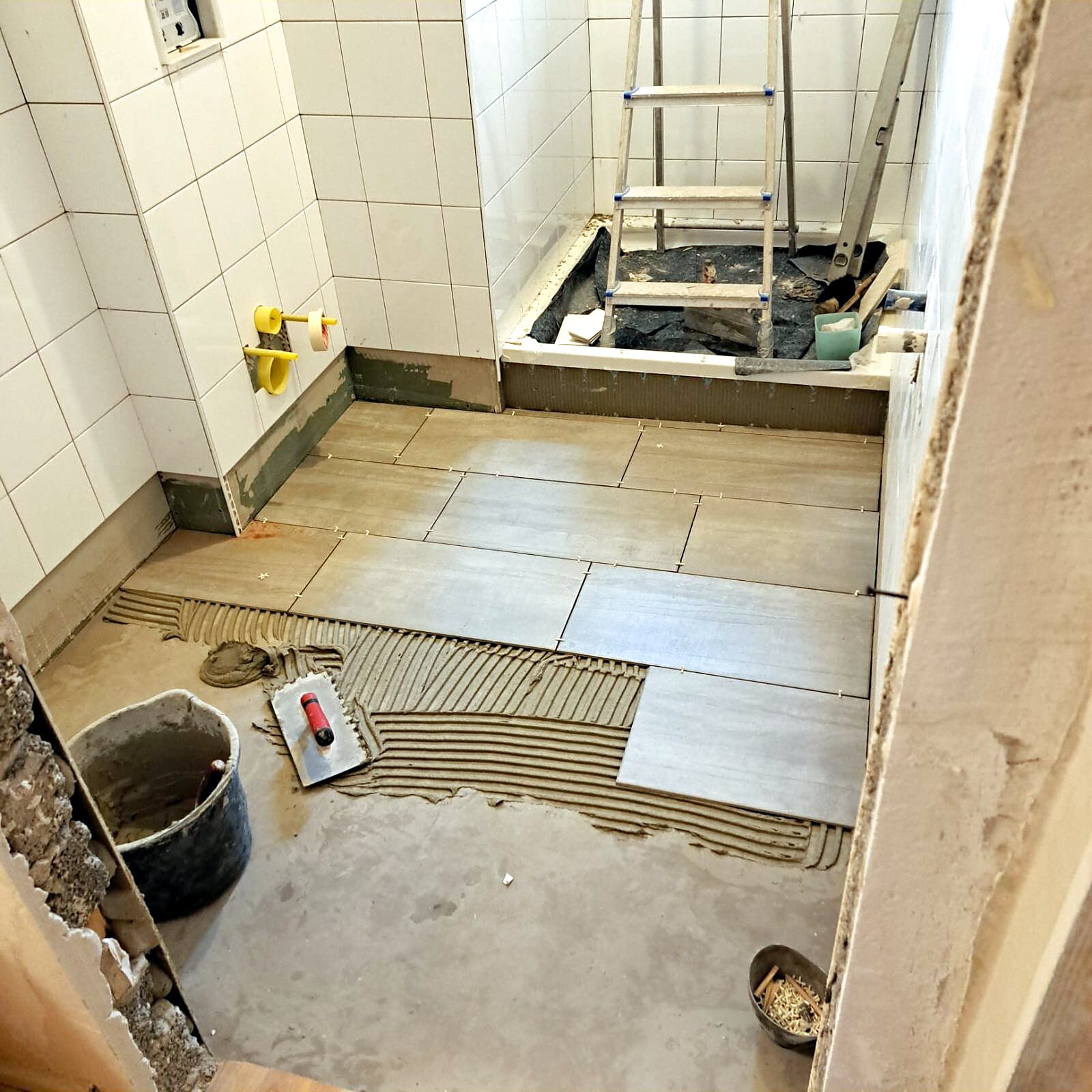 Bodenfliesen in Holzoptik während der Verlegung