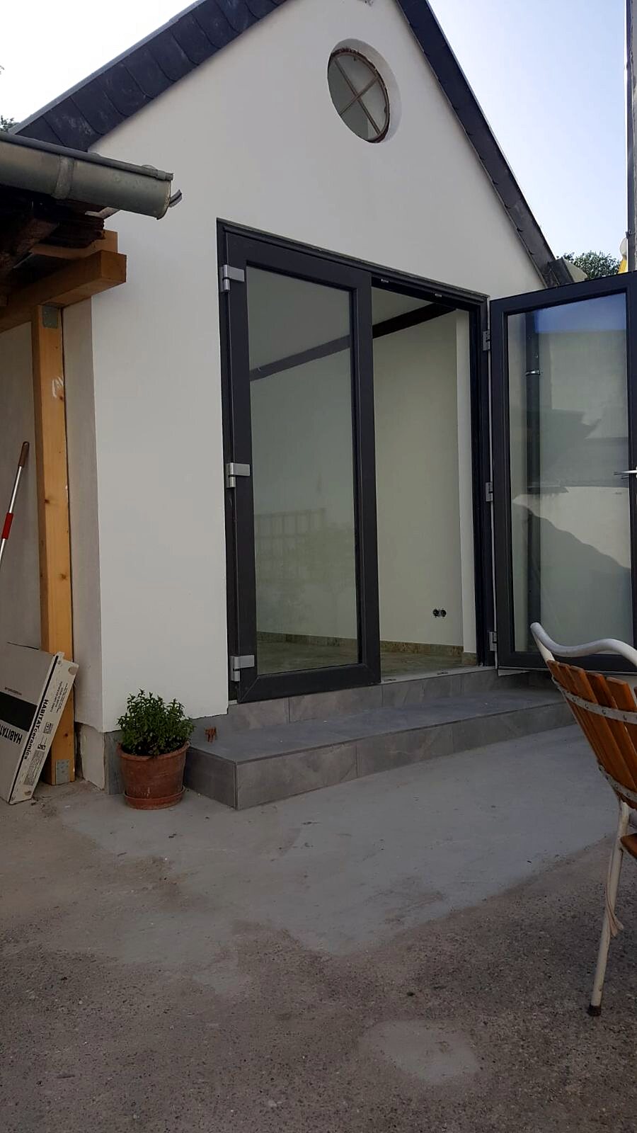Außenbereich: Terrasse am Haus